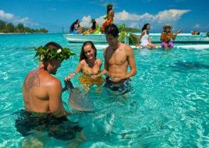 bora_bora_couple_ray_feeding