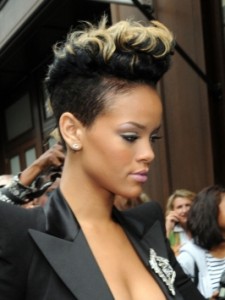 rihannahairstyles_mohawkwithblondehighlights