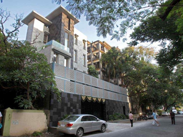 FWD Life 7 Celebrity Homes From Allu Arjun’s Minimilistic Home To Mukesh Ambani’s Extravagant 27 Storied Home (1)